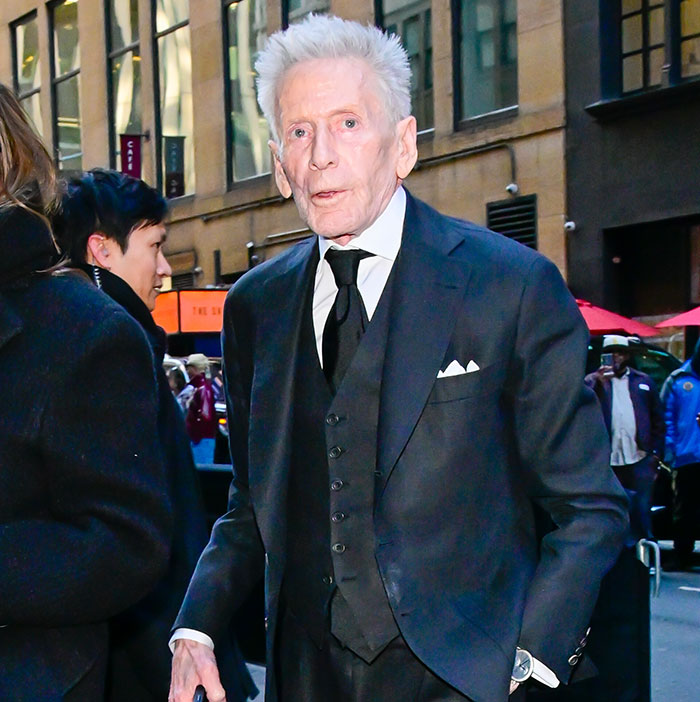 “Gold Digger”: Calvin Klein, 83, Stumbles And People Lash Out At Boyfriend, 36, For His Reaction “Gold Digger”: Calvin Klein, 83, Stumbles And People Lash Out At Boyfriend, 36, For His Reaction
