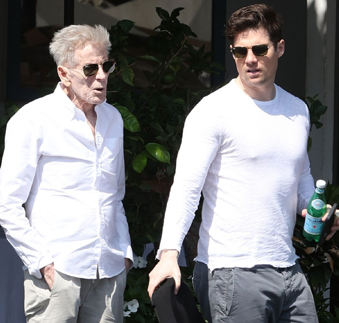 “Gold Digger”: Calvin Klein, 83, Stumbles And People Lash Out At Boyfriend, 36, For His Reaction “Gold Digger”: Calvin Klein, 83, Stumbles And People Lash Out At Boyfriend, 36, For His Reaction