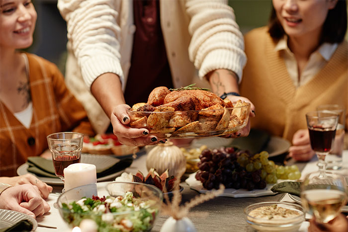 Woman Storms Out Of Friendsgiving With The Food After Discovering Dress-Code Betrayal Woman Storms Out Of Friendsgiving With The Food After Discovering Dress-Code Betrayal