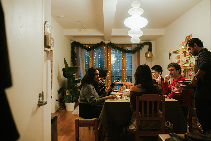 Woman Storms Out Of Friendsgiving With The Food After Discovering Dress-Code Betrayal Woman Storms Out Of Friendsgiving With The Food After Discovering Dress-Code Betrayal