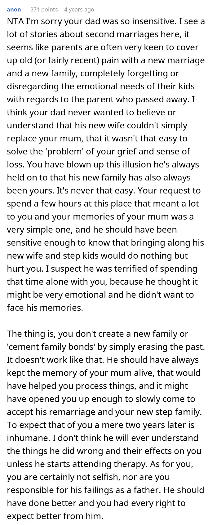 Selfish Dad Demands Apology From Daughter After Ruining Her Christmas Memory Selfish Dad Demands Apology From Daughter After Ruining Her Christmas Memory