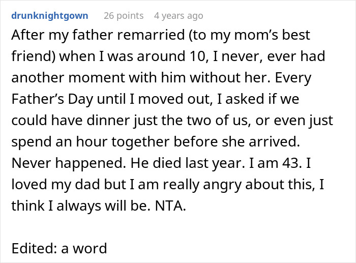 Selfish Dad Demands Apology From Daughter After Ruining Her Christmas Memory Selfish Dad Demands Apology From Daughter After Ruining Her Christmas Memory
