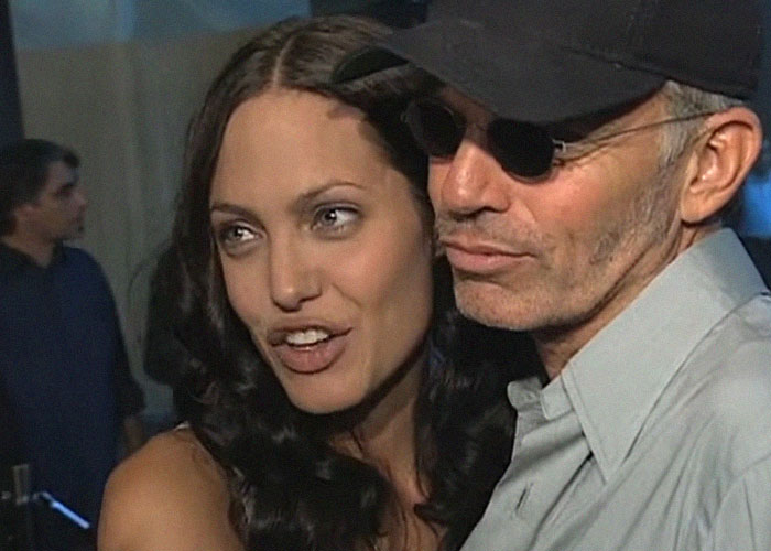 52 Dramatic Hollywood Backstabbing Moments That Fans Are Still Talking About 52 Dramatic Hollywood Backstabbing Moments That Fans Are Still Talking About