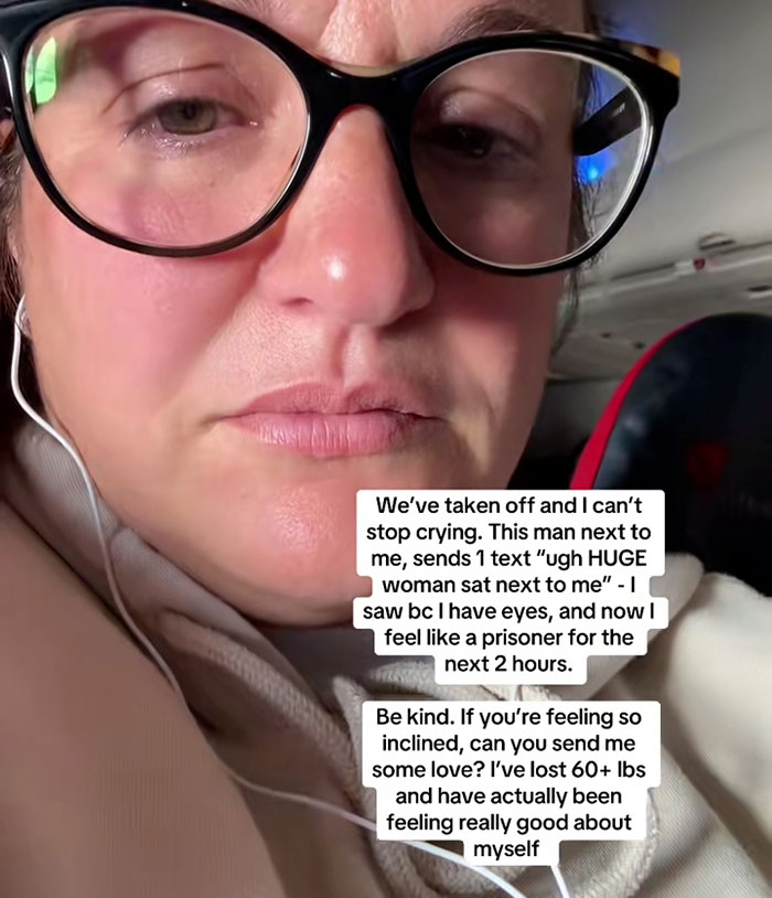 Woman Breaks Down In Tears On Flight After Catching Glimpse Of Seatmate’s Body-Shaming Text Woman Breaks Down In Tears On Flight After Catching Glimpse Of Seatmate’s Body-Shaming Text