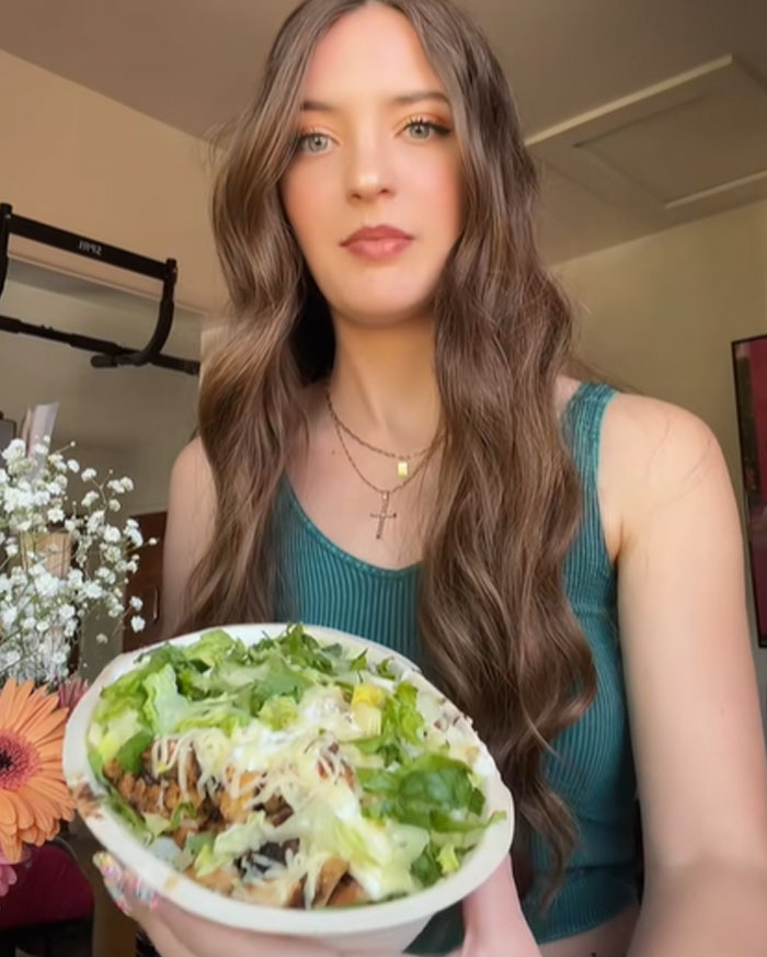 Woman Believes That Chipotle Puts More Food In Orders That Are Under Male Names, Tests It Woman Believes That Chipotle Puts More Food In Orders That Are Under Male Names, Tests It