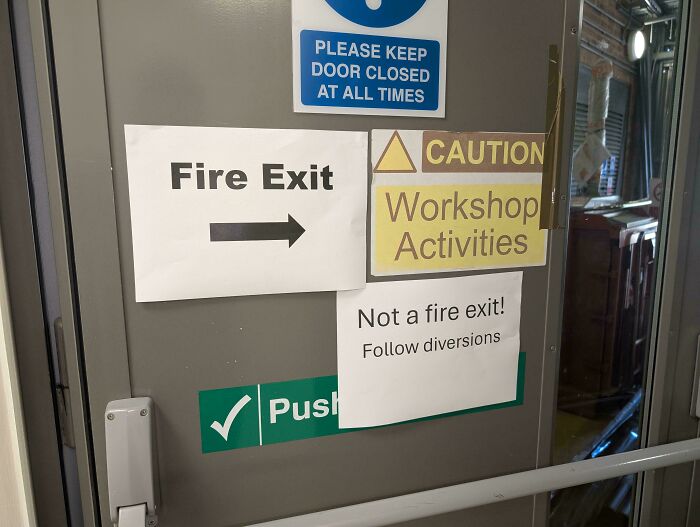 46 Times Employees Blatantly Ignored Safety Protocol And Made Extremely Dangerous Decisions (New Pics) 46 Times Employees Blatantly Ignored Safety Protocol And Made Extremely Dangerous Decisions (New Pics)