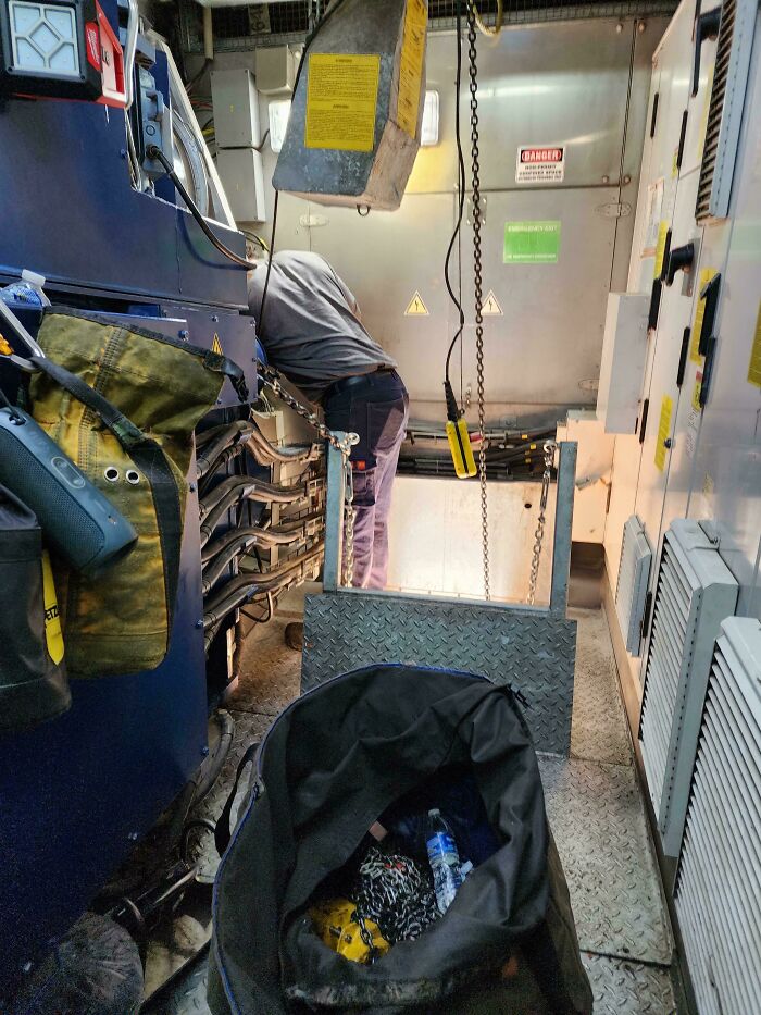 46 Times Employees Blatantly Ignored Safety Protocol And Made Extremely Dangerous Decisions (New Pics) 46 Times Employees Blatantly Ignored Safety Protocol And Made Extremely Dangerous Decisions (New Pics)