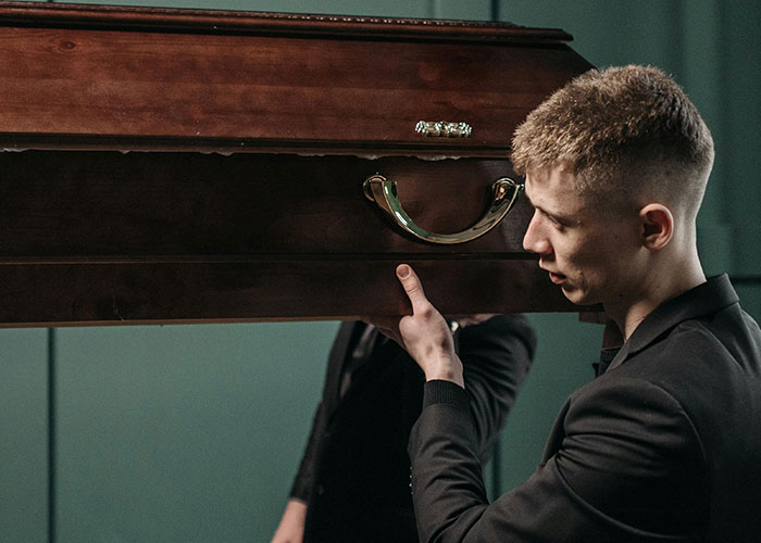 People Who Work In “Luxury” Industries Share 50 Things The Rich Pay For That Are Complete Rip-Offs People Who Work In “Luxury” Industries Share 50 Things The Rich Pay For That Are Complete Rip-Offs