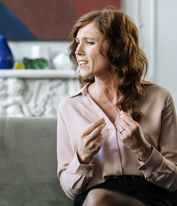 Woman Saves Her Dress From Jealous Sister Right Before She Tries To Cut It, Bans Her From The Wedding Woman Saves Her Dress From Jealous Sister Right Before She Tries To Cut It, Bans Her From The Wedding
