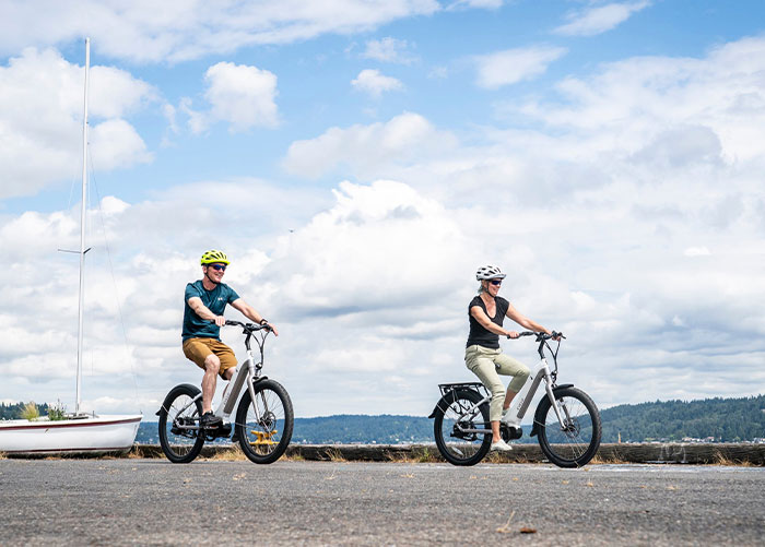 Woman Saves Her Dress From Jealous Sister Right Before She Tries To Cut It, Bans Her From The Wedding Woman Saves Her Dress From Jealous Sister Right Before She Tries To Cut It, Bans Her From The Wedding