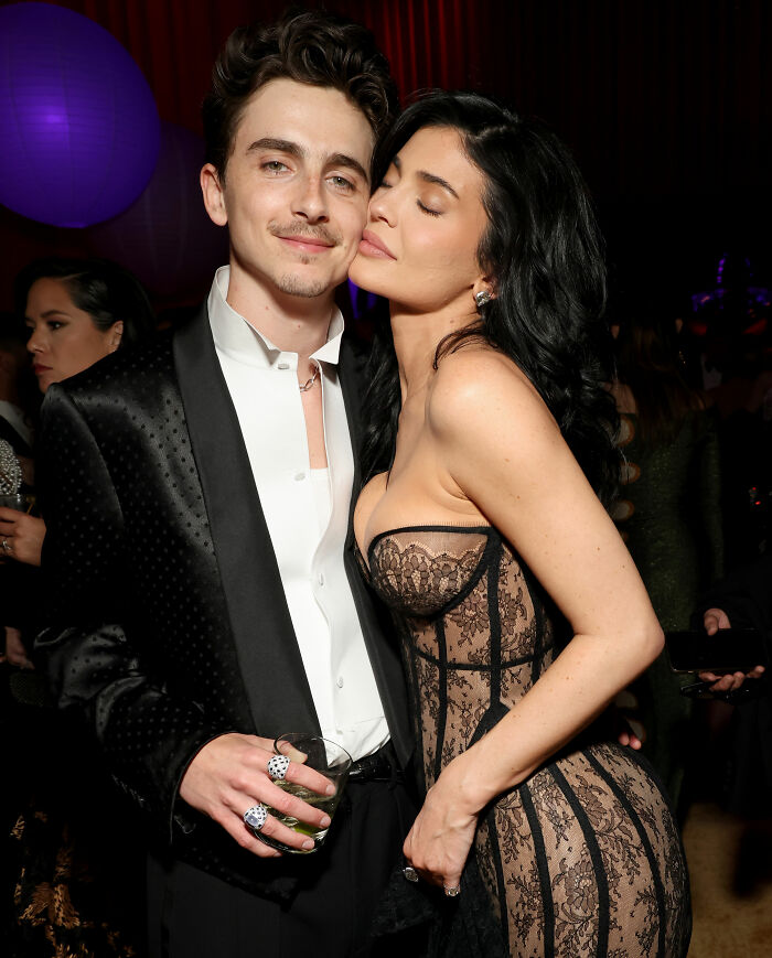 “What A Gentleman”: Timothée Chalamet’s Red Carpet Look With Kylie Jenner Roasted After Fans Notice Odd Detail “What A Gentleman”: Timothée Chalamet’s Red Carpet Look With Kylie Jenner Roasted After Fans Notice Odd Detail