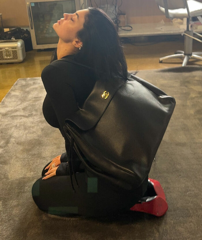 “What A Gentleman”: Timothée Chalamet’s Red Carpet Look With Kylie Jenner Roasted After Fans Notice Odd Detail “What A Gentleman”: Timothée Chalamet’s Red Carpet Look With Kylie Jenner Roasted After Fans Notice Odd Detail