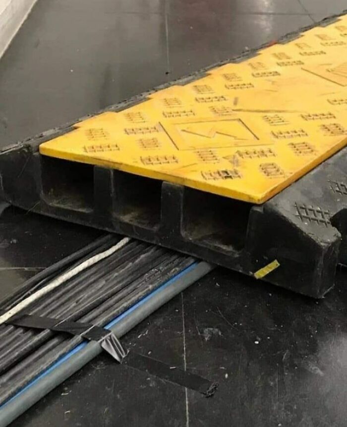 109 Times People Did Their Jobs So Poorly That It Was Almost Impressive (New Pics) 109 Times People Did Their Jobs So Poorly That It Was Almost Impressive (New Pics)