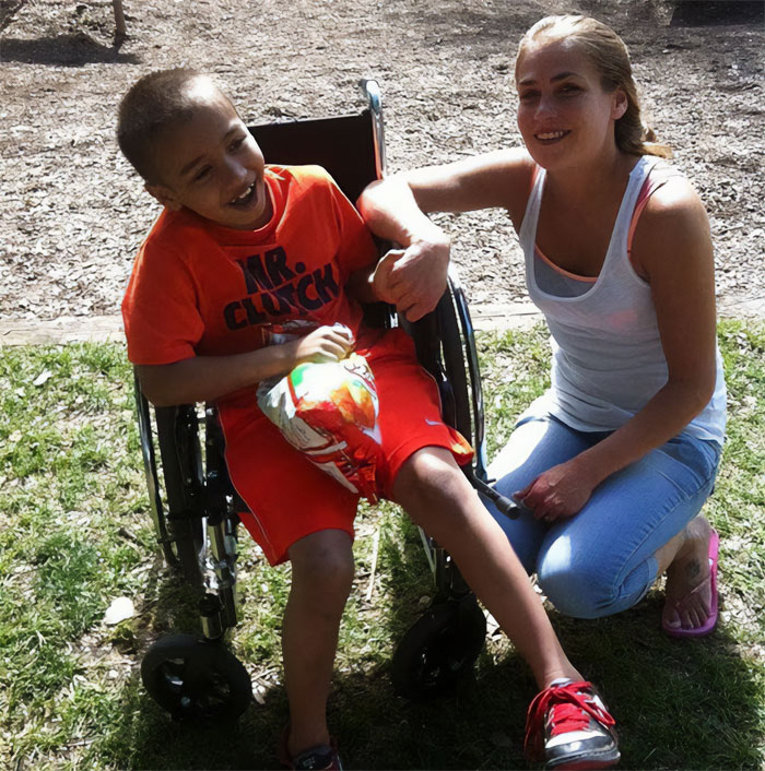 Cinnabon Worker’s Own Daughter Turns On Her After Her “Racist” Tirade Against Somali Couple Cinnabon Worker’s Own Daughter Turns On Her After Her “Racist” Tirade Against Somali Couple