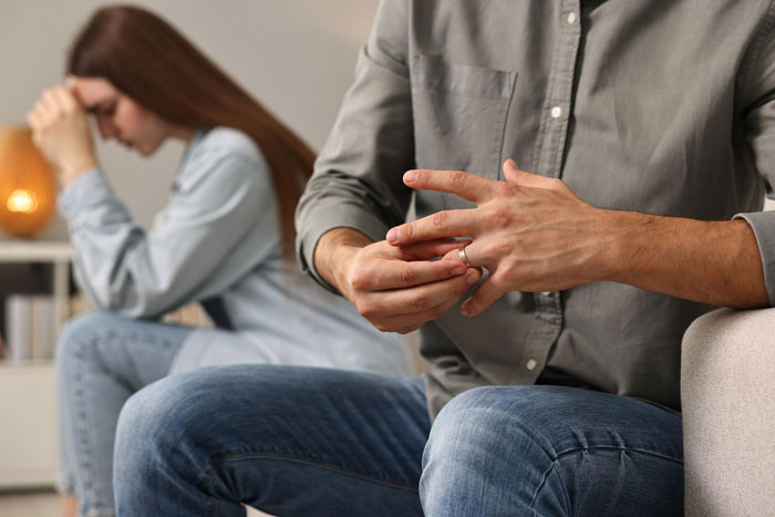 Man Ends 16-Year Marriage After Tracking Wife’s Phone And Seeing Where She Went On Night “Walks” Man Ends 16-Year Marriage After Tracking Wife’s Phone And Seeing Where She Went On Night “Walks”