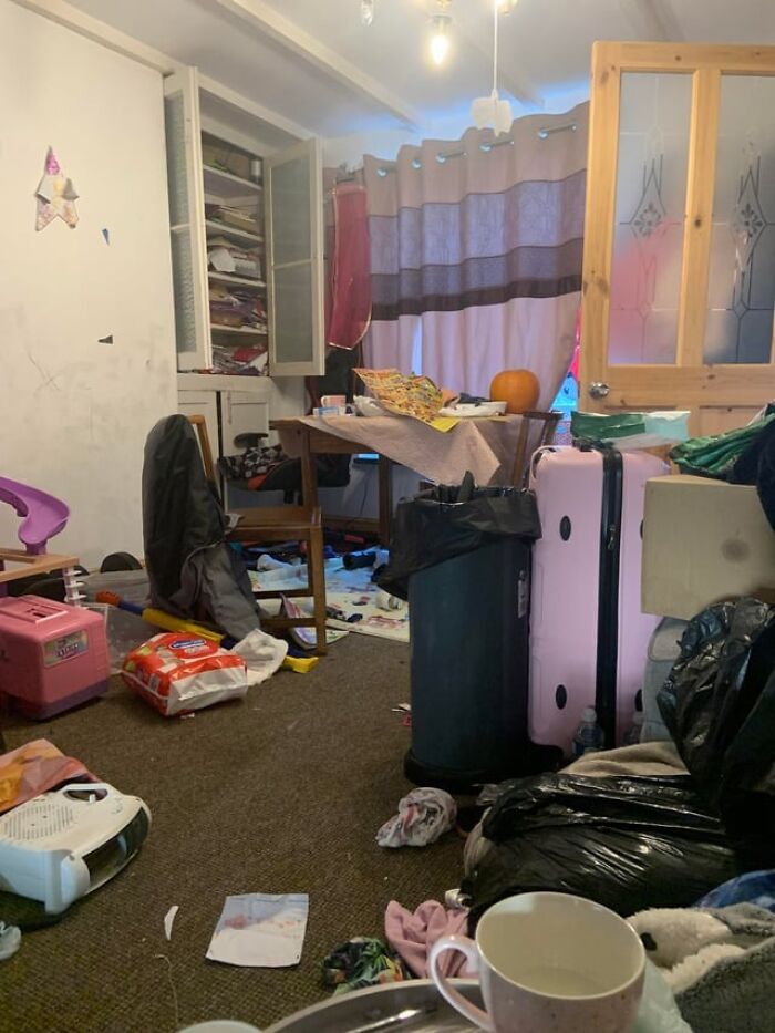 “Everything Was Pink”: 50 Startling Things Home Service Professionals Saw At Clients’ Homes “Everything Was Pink”: 50 Startling Things Home Service Professionals Saw At Clients’ Homes