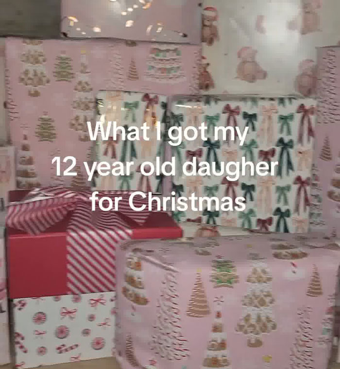 Mom’s Xmas Gift Avalanche For 12-Year-Old Daughter Leaves Internet Arguing If It’s Normal Mom’s Xmas Gift Avalanche For 12-Year-Old Daughter Leaves Internet Arguing If It’s Normal