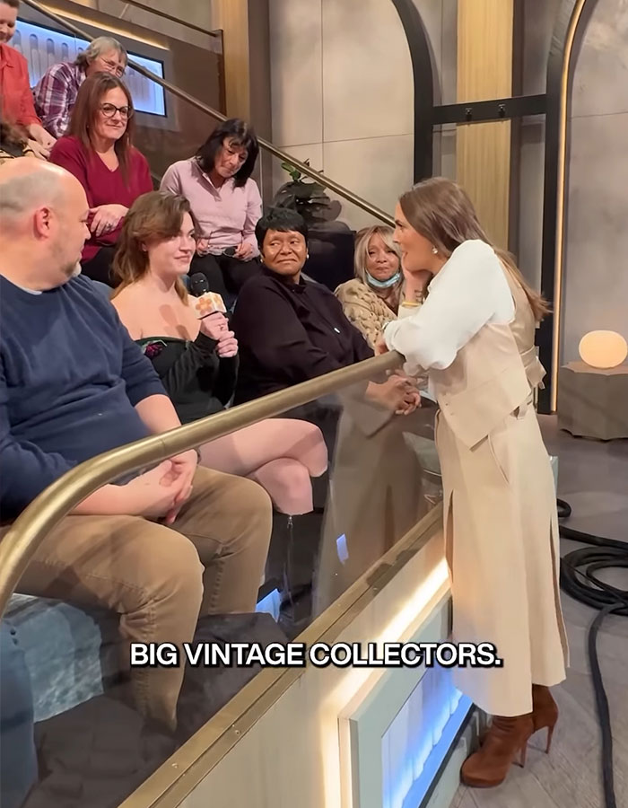 Fan Recreates Drew Barrymore’s Iconic 1989 Oscars Dress For Her Show And Her Reaction Goes Viral Fan Recreates Drew Barrymore’s Iconic 1989 Oscars Dress For Her Show And Her Reaction Goes Viral