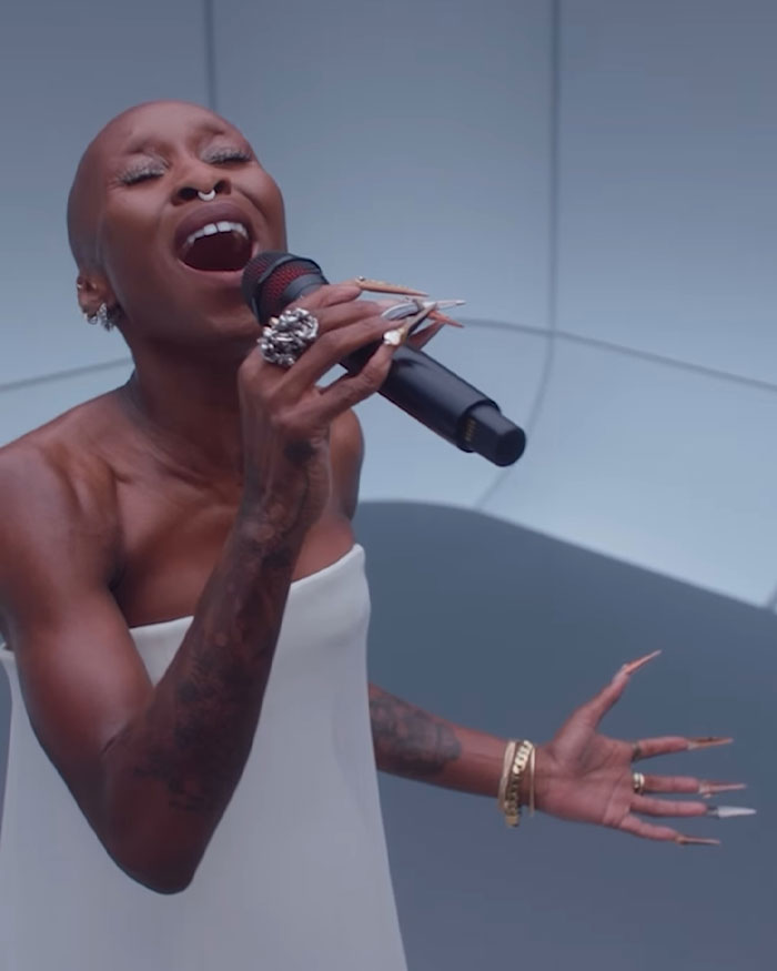 “Makes Herself Look Like A Demon”: Cynthia Erivo’s “Oddly Large Hands” Spark Debate “Makes Herself Look Like A Demon”: Cynthia Erivo’s “Oddly Large Hands” Spark Debate