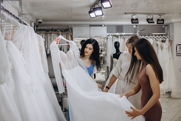 “Spend The Night And Morning Crying”: Wedding Dress Shopping Trip Turns Into A Painful Friendship Wake-Up Call “Spend The Night And Morning Crying”: Wedding Dress Shopping Trip Turns Into A Painful Friendship Wake-Up Call