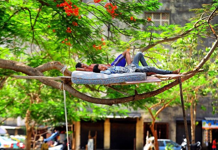 29 Stunning Street Photos That Capture Everyday Life In Mumbai