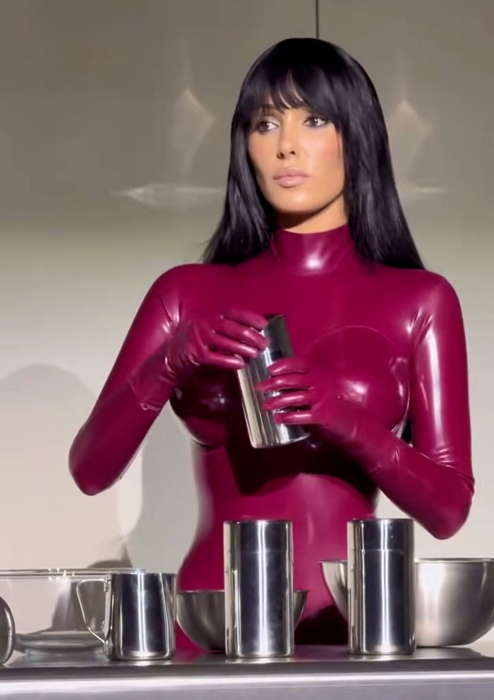 Bianca Censori’s “Vulgar” Debut Art Performance Blasted As “Misogyny” Bianca Censori’s “Vulgar” Debut Art Performance Blasted As “Misogyny”