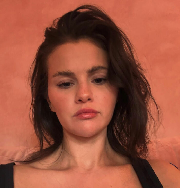 Selena Gomez Has Brilliant Response For Fan Who Asked How She Shaves Her “Mustache”