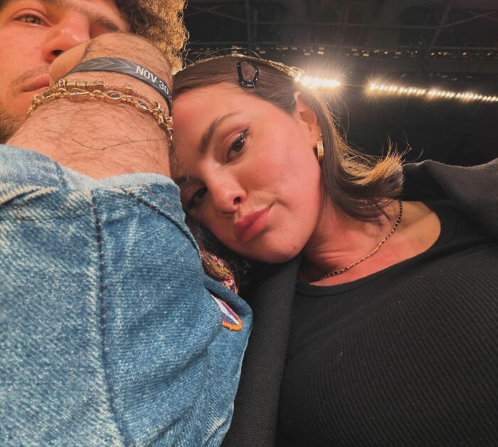 Selena Gomez Has Brilliant Response For Fan Who Asked How She Shaves Her “Mustache”