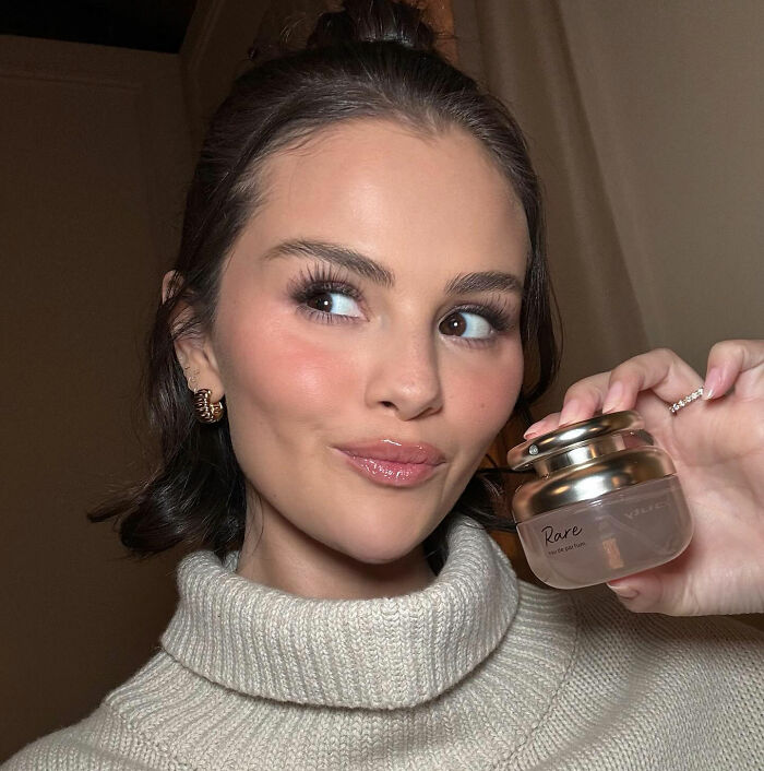 Selena Gomez Has Brilliant Response For Fan Who Asked How She Shaves Her “Mustache”