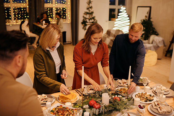Family Tired Of Hosting Ungrateful Relatives For Christmas Decides To Cancel