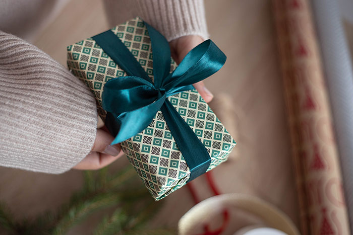 Guy Steals His Own White Elephant Gift And Gets A Refund &mdash; Internet Can&rsquo;t Decide If It&rsquo;s Genius Or Rude