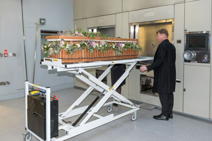 30 Funeral Moments That Became Unforgettable For All The Wrong Reasons