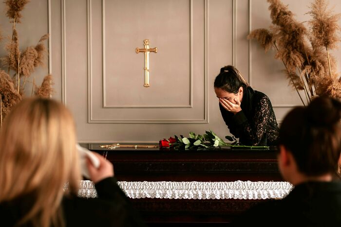 30 Funeral Moments That Became Unforgettable For All The Wrong Reasons