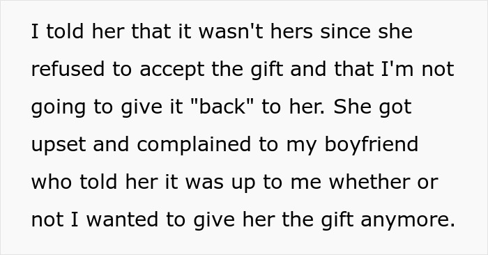 Woman Blames Boyfriend’s Daughter For Refusing Her Gift, But The Internet Sees It Differently