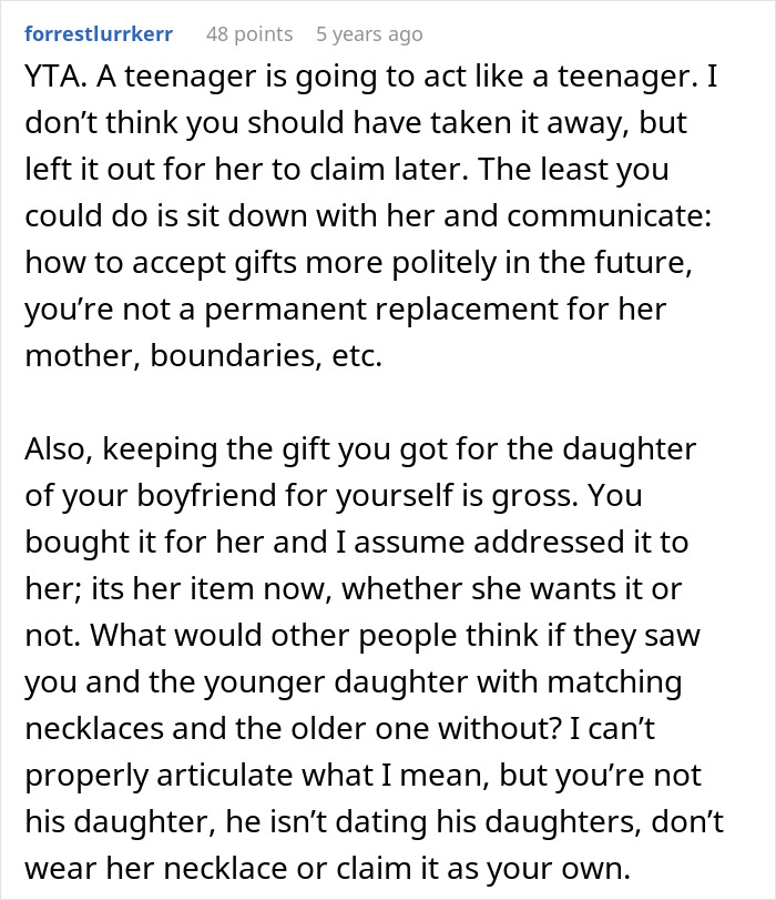 Woman Blames Boyfriend’s Daughter For Refusing Her Gift, But The Internet Sees It Differently