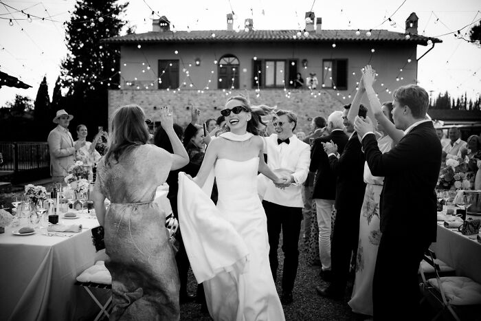 50 Wedding Photos That Perfectly Capture Emotion, Storytelling, And Joy 50 Wedding Photos That Perfectly Capture Emotion, Storytelling, And Joy