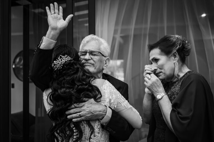 50 Wedding Photos That Perfectly Capture Emotion, Storytelling, And Joy 50 Wedding Photos That Perfectly Capture Emotion, Storytelling, And Joy