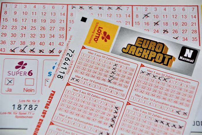 Lottery Winner Refuses To Share The Prize With GF, Dumps Her Because Of Her Demands