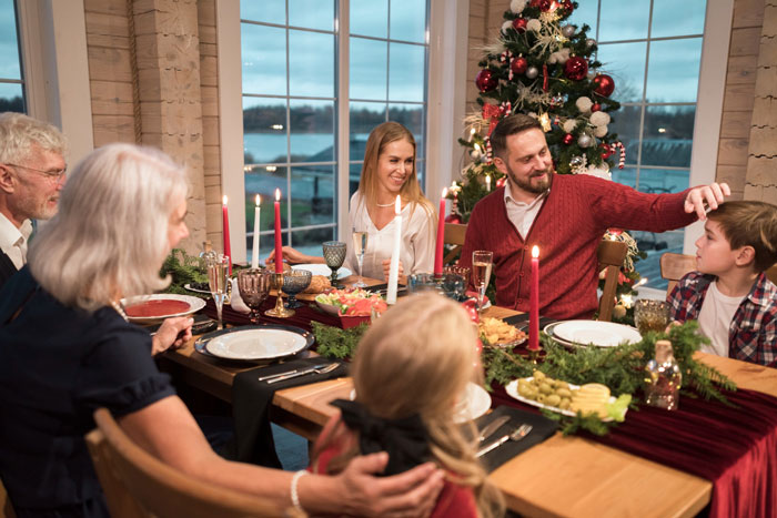Lazy Relatives Won&rsquo;t Bring Food To Christmas Dinner, Mad As Host Says It&rsquo;s Either Pizza Or Nothing