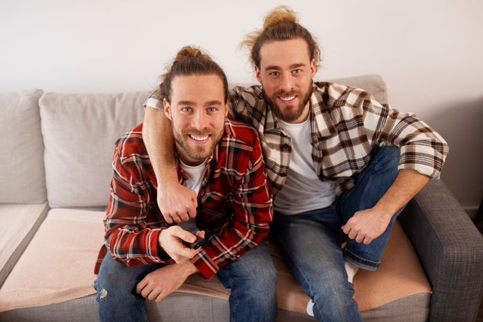 Guy Gets Twin To Replace Him At In-Laws’ Christmas Party, He Just Laughs As Nobody Even Notices Guy Gets Twin To Replace Him At In-Laws’ Christmas Party, He Just Laughs As Nobody Even Notices