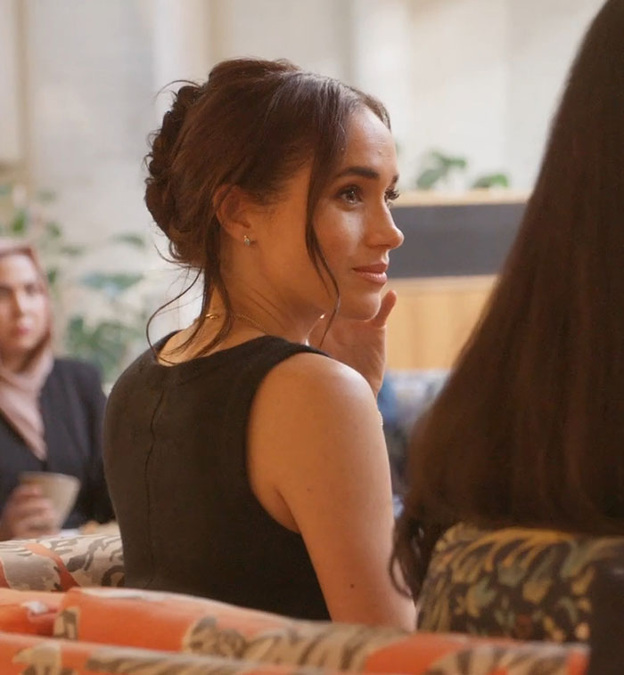 Prince Harry And Meghan Markle’s Holiday Snap Slammed As “Manipulation” After Fans Spot Details