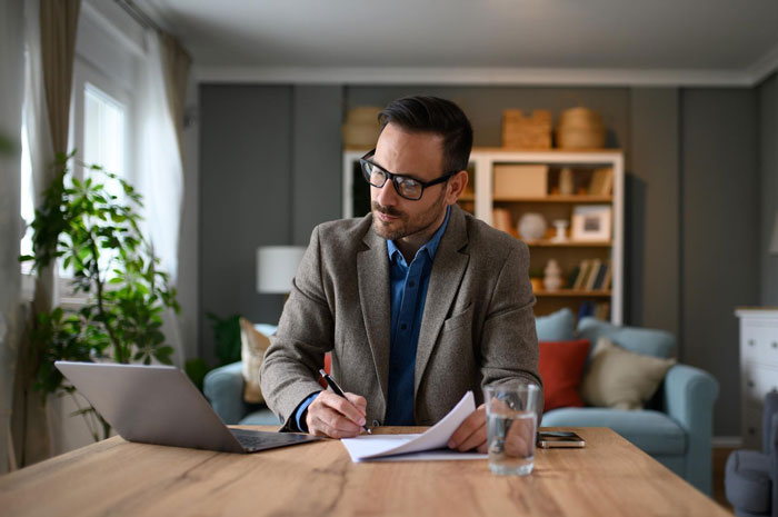 Family Vacation Turns Into Ultimatum After Husband Puts Business First, Wife Threatens Solo Trip