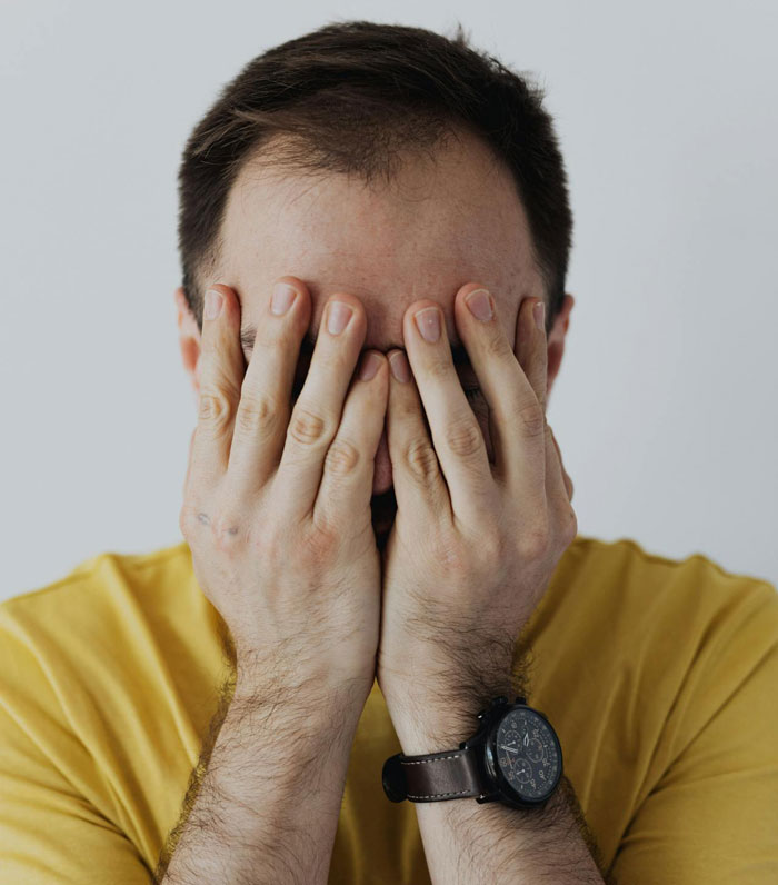 Family Tries To “Surprise” Man On Christmas By Arriving At 1 A.M., Gets Kicked Out Instead Family Tries To “Surprise” Man On Christmas By Arriving At 1 A.M., Gets Kicked Out Instead