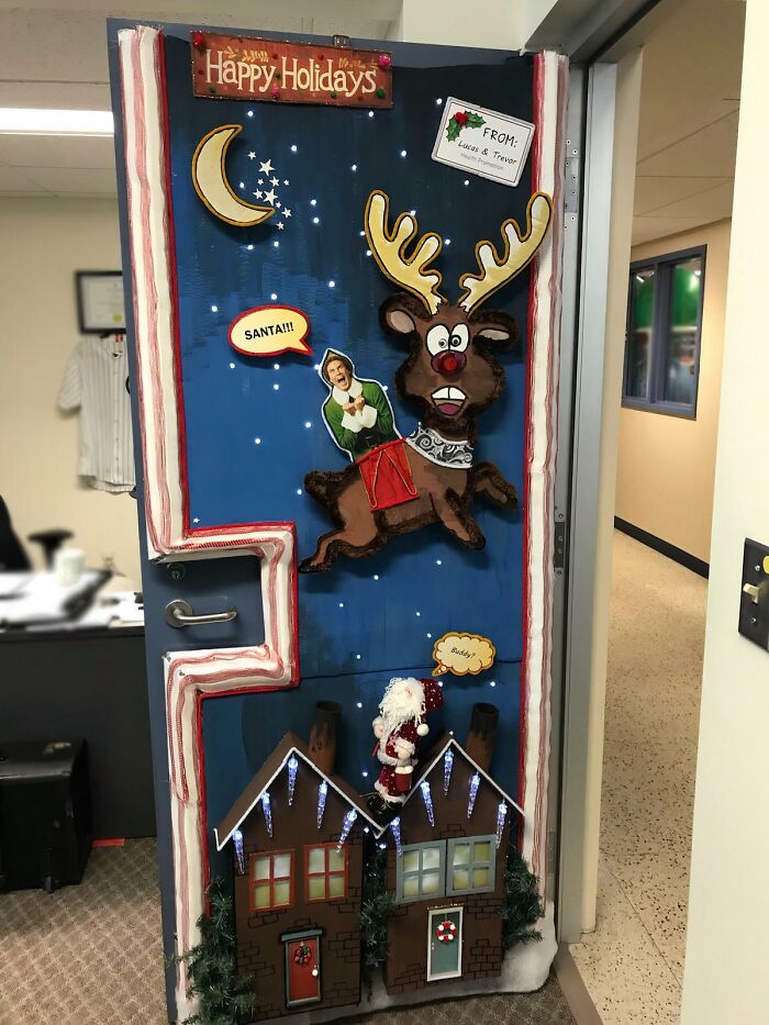 52 Times Workplaces Were So Creative With Their Christmas Decorations, They Impressed Santa Himself 52 Times Workplaces Were So Creative With Their Christmas Decorations, They Impressed Santa Himself