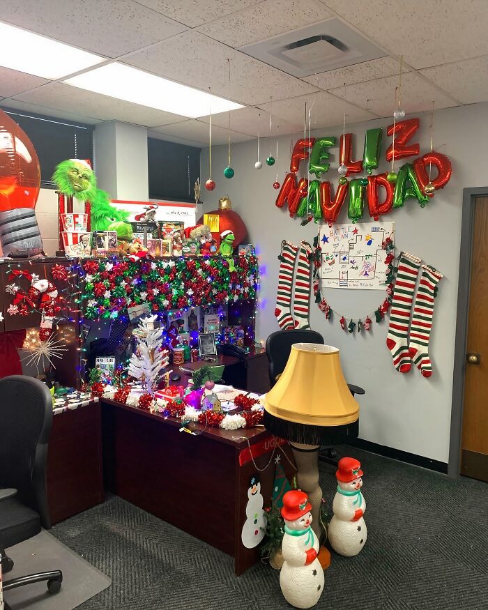 52 Times Workplaces Were So Creative With Their Christmas Decorations, They Impressed Santa Himself 52 Times Workplaces Were So Creative With Their Christmas Decorations, They Impressed Santa Himself