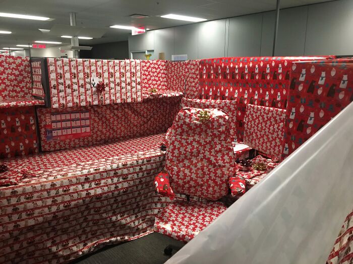 52 Times Workplaces Were So Creative With Their Christmas Decorations, They Impressed Santa Himself 52 Times Workplaces Were So Creative With Their Christmas Decorations, They Impressed Santa Himself