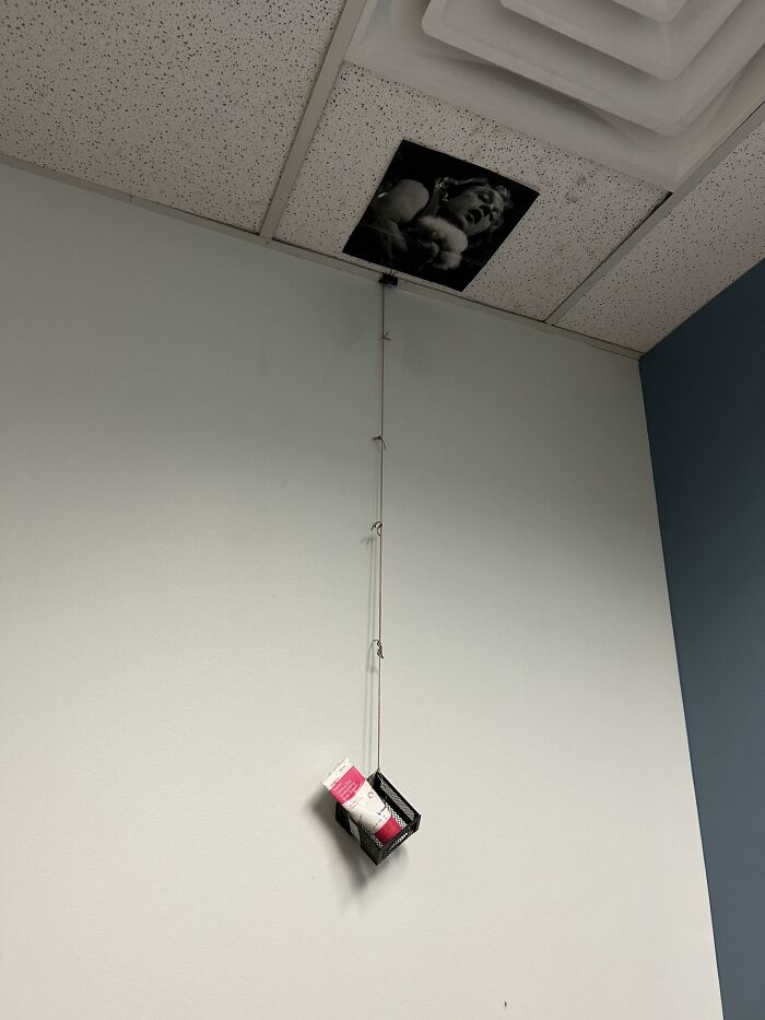 52 Times Workplaces Were So Creative With Their Christmas Decorations, They Impressed Santa Himself 52 Times Workplaces Were So Creative With Their Christmas Decorations, They Impressed Santa Himself