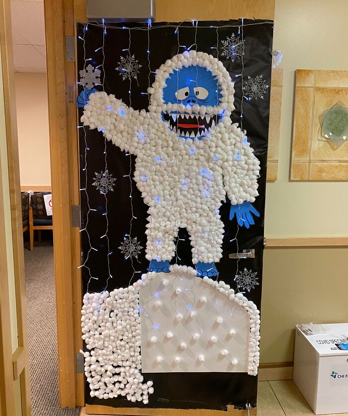 52 Times Workplaces Were So Creative With Their Christmas Decorations, They Impressed Santa Himself 52 Times Workplaces Were So Creative With Their Christmas Decorations, They Impressed Santa Himself