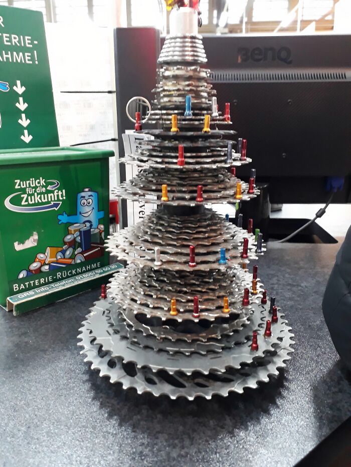 52 Times Workplaces Were So Creative With Their Christmas Decorations, They Impressed Santa Himself 52 Times Workplaces Were So Creative With Their Christmas Decorations, They Impressed Santa Himself