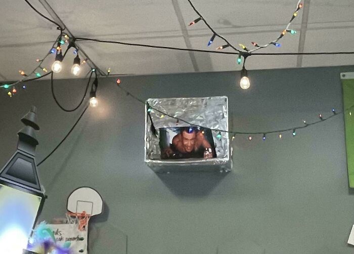 52 Times Workplaces Were So Creative With Their Christmas Decorations, They Impressed Santa Himself 52 Times Workplaces Were So Creative With Their Christmas Decorations, They Impressed Santa Himself